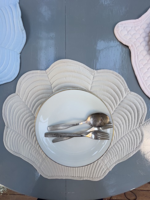 Tovaglietta americana a forma di conchiglia in microfibra -celeste/bianco- 50x40 cm - L'Atelier17